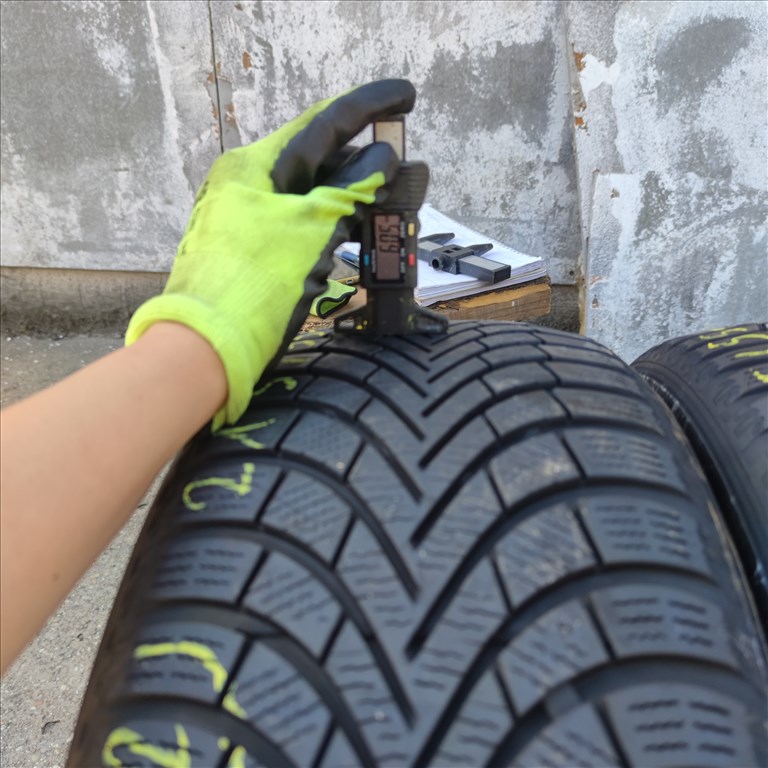  215/55 R17 Maxxis téli gumi 83000ft a 4db/122/ 1. kép