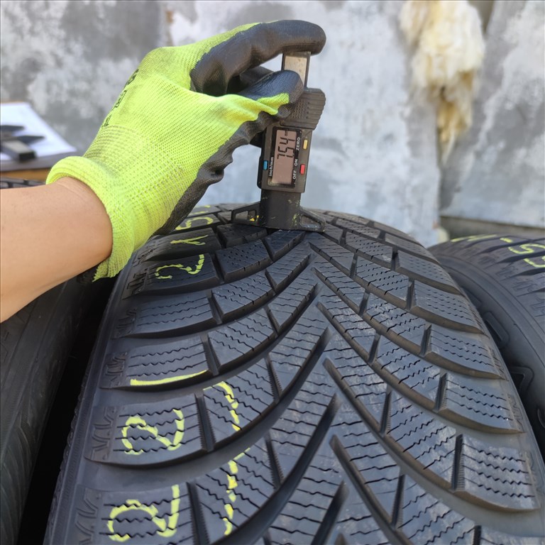  215/55 R17 Maxxis téli gumi 83000ft a 4db/122/ 3. kép