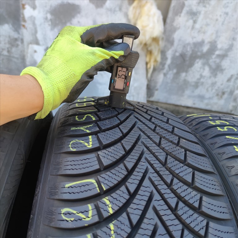  215/55 R17 Maxxis téli gumi 83000ft a 4db/122/ 4. kép