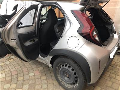 Toyota Aygo-X 2023. bal hátsó sárvédő 