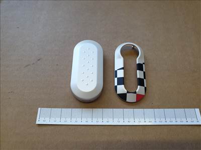 Fiat 500 gyári új, gyöngyház fehér színű  és fekete kockás kulcsház 71805963