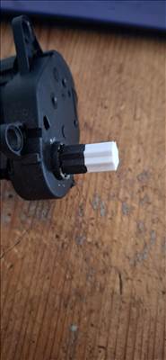 Szervomotor Citroën Peugeot 653118V.C 09 + tengely hosszabbító 6447hh