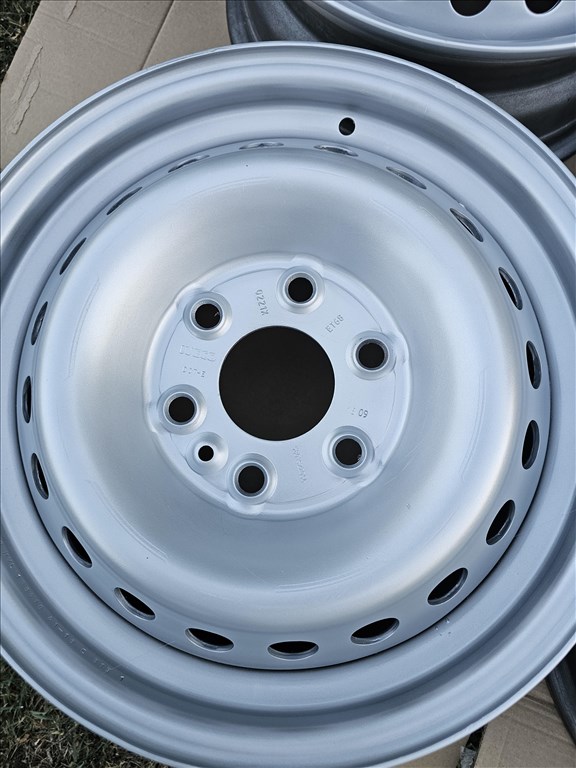  6x125 lyukosztású 6,5JJ 16" újszerű (gyári felni) lemezfelni 3. kép