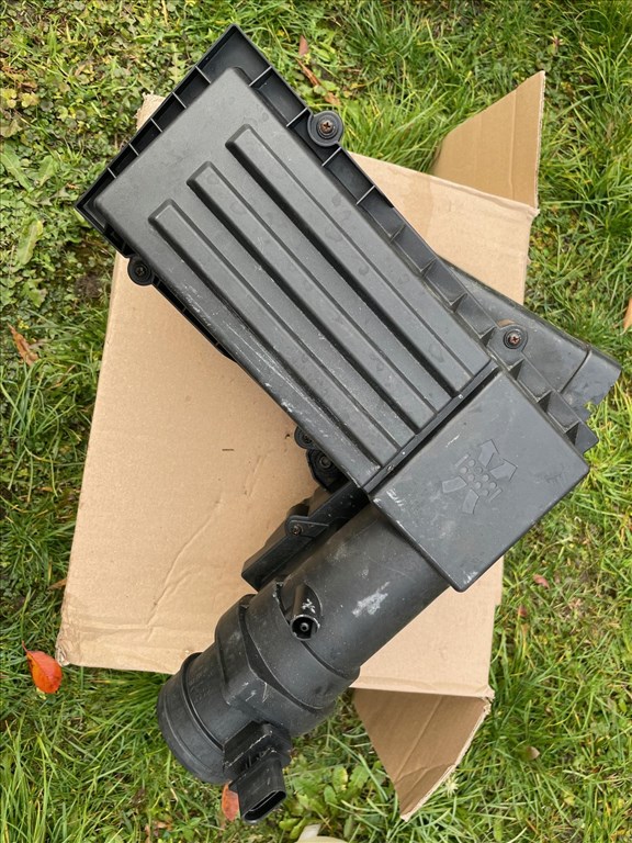 Volkswagen Passat B6 Ablakmosó folyadék tartály,Kiegyenlítő tartály,Levegőszűrőház 2. kép