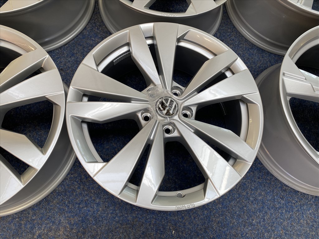 (3703)  Volkswagen 18 gyári alufelni felni, 5x112, iD.3  Golf 4. kép