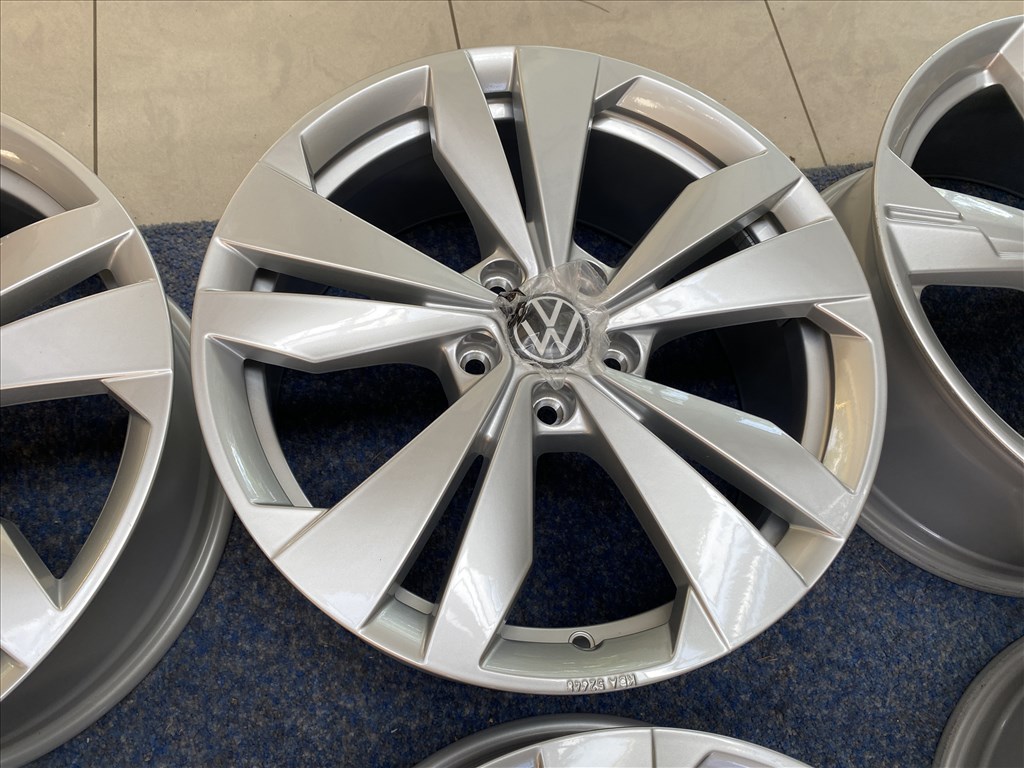 (3703)  Volkswagen 18 gyári alufelni felni, 5x112, iD.3  Golf 6. kép