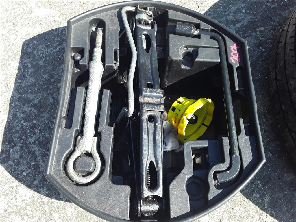 Peugeot 207 Vonószem Emelő Kerékkulcs Készlet 1. kép