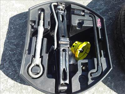 Peugeot 207 Vonószem Emelő Kerékkulcs Készlet