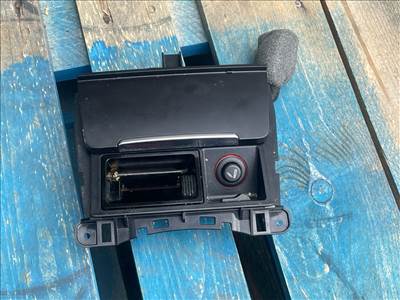 AUDI A4 8K2, B8 Első Hamutartó 017372