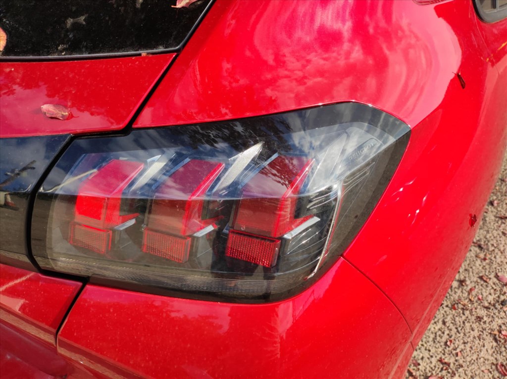 Peugeot 208 bontott alkatrészei 11. kép