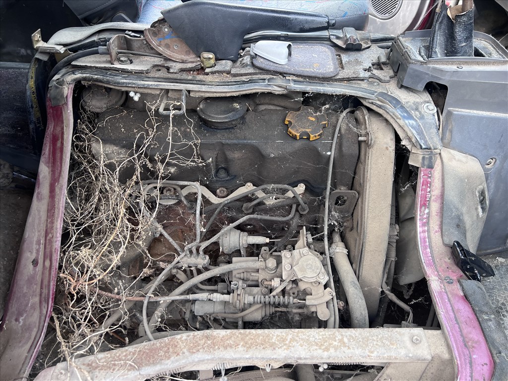 Nissan Vanette 2.3D  bontott alkatrészei 4. kép