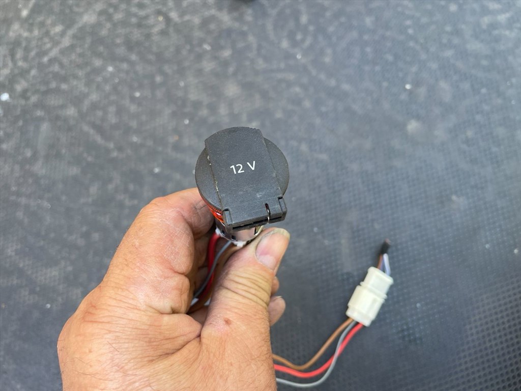 AUDI A4 8K2, B8 Szivargyújtó Aljzat 017347 2. kép