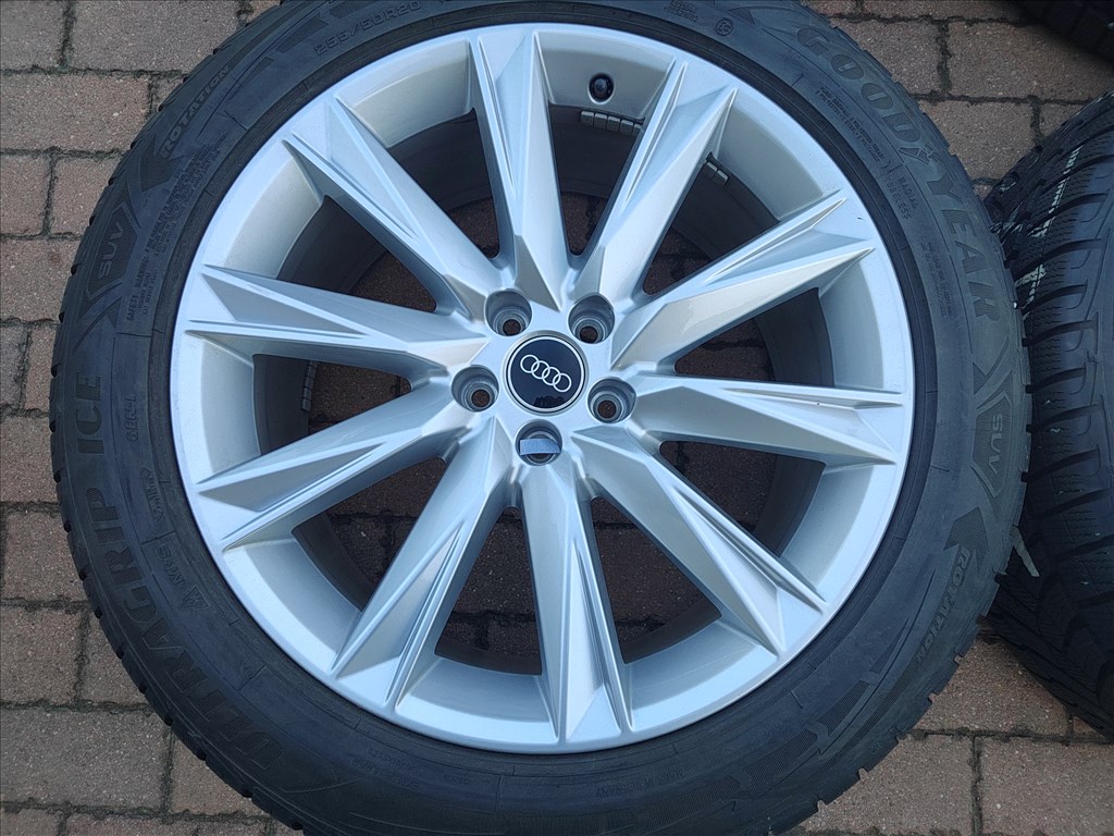Audi Q7 Q8 E-tron gyári 20col alufelni 255/50r20 újszerű Goodyear téli gumi  2. kép