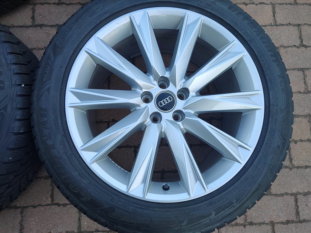 Audi Q7 Q8 E-tron gyári 20col alufelni 255/50r20 újszerű Goodyear téli gumi  3. kép