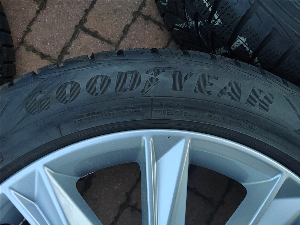 Audi Q7 Q8 E-tron gyári 20col alufelni 255/50r20 újszerű Goodyear téli gumi  6. kép