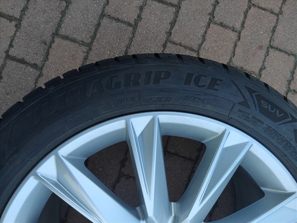 Audi Q7 Q8 E-tron gyári 20col alufelni 255/50r20 újszerű Goodyear téli gumi  7. kép