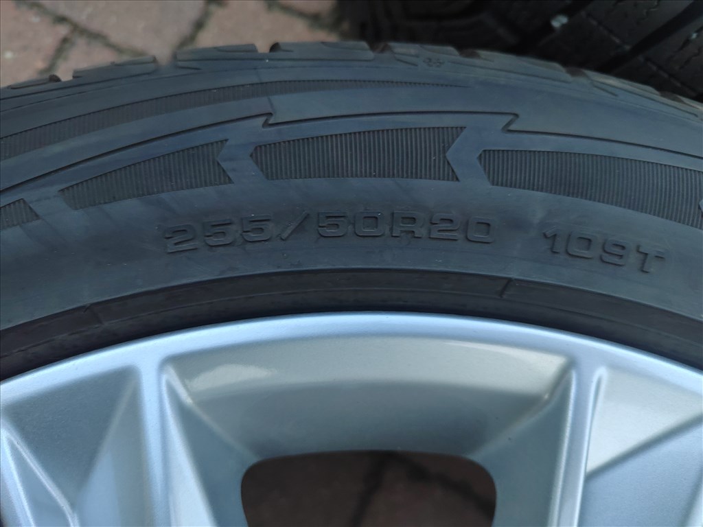 Audi Q7 Q8 E-tron gyári 20col alufelni 255/50r20 újszerű Goodyear téli gumi  8. kép