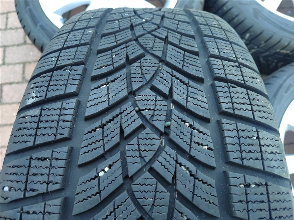 Audi Q7 Q8 E-tron gyári 20col alufelni 255/50r20 újszerű Goodyear téli gumi  9. kép