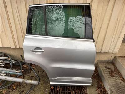 VW TIGUAN 5N_ Jobb hátsó Ajtó (Részeivel)