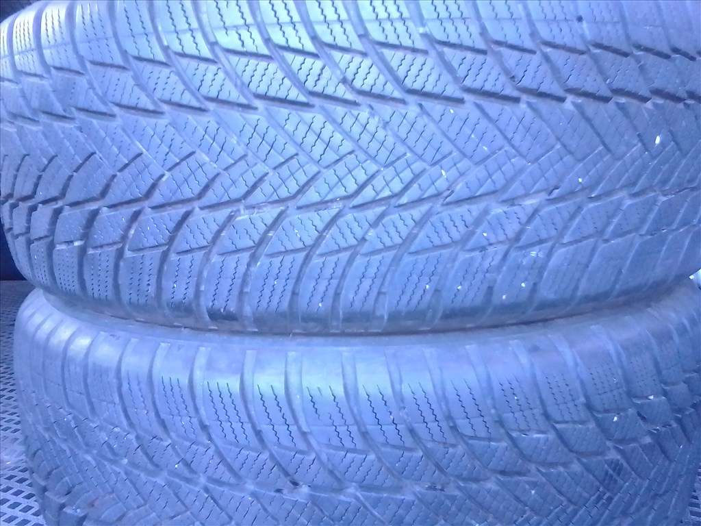  205/60R16 Bridgestone Blizzak LM001 újszerű téli gumi 2 db 1. kép