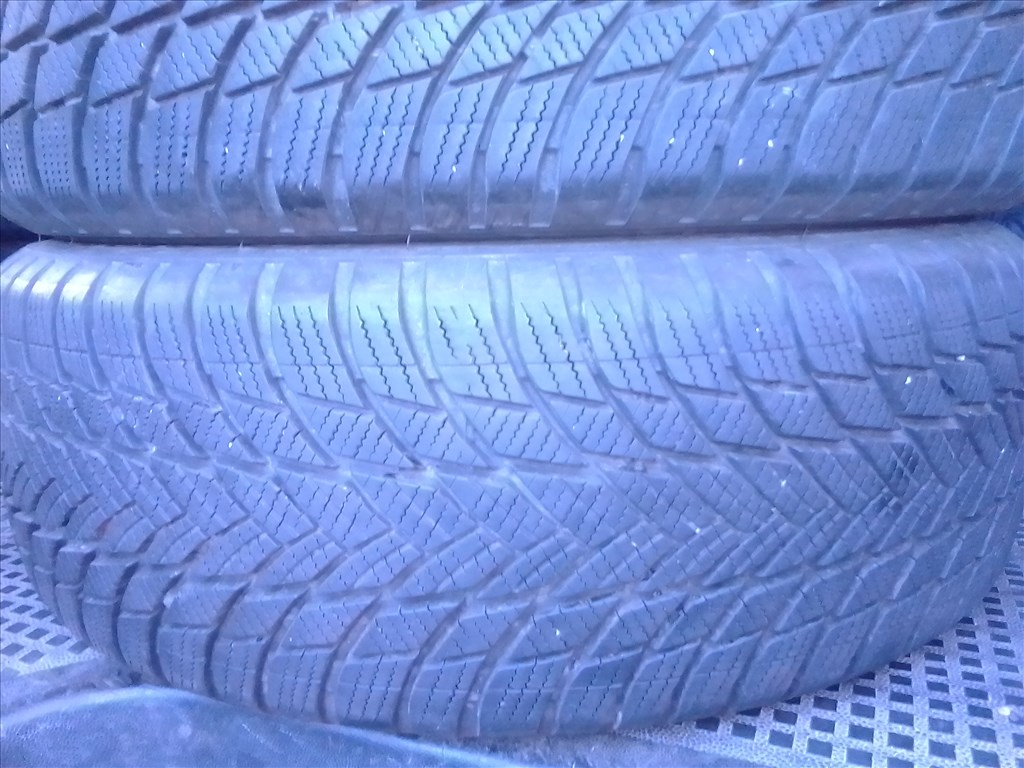  205/60R16 Bridgestone Blizzak LM001 újszerű téli gumi 2 db 2. kép