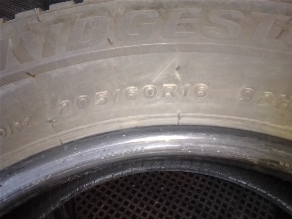  205/60R16 Bridgestone Blizzak LM001 újszerű téli gumi 2 db 4. kép