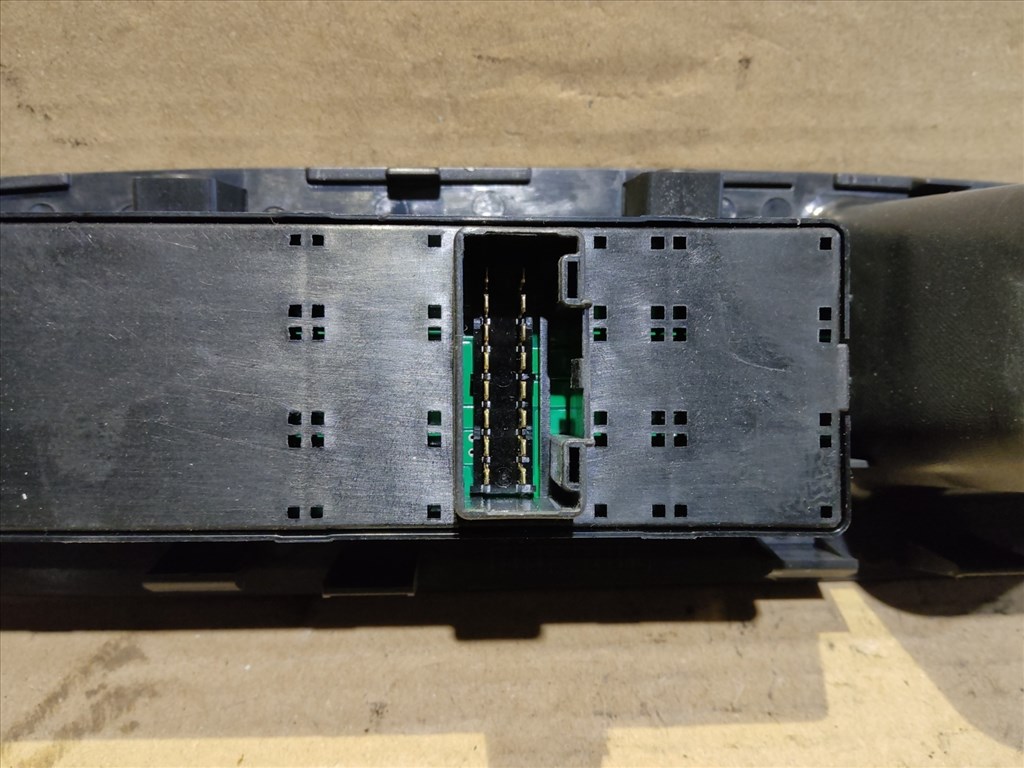 Kia Sorento 2009-2015 bal első ablakemelő kapcsoló 93570-2P010VA 3. kép