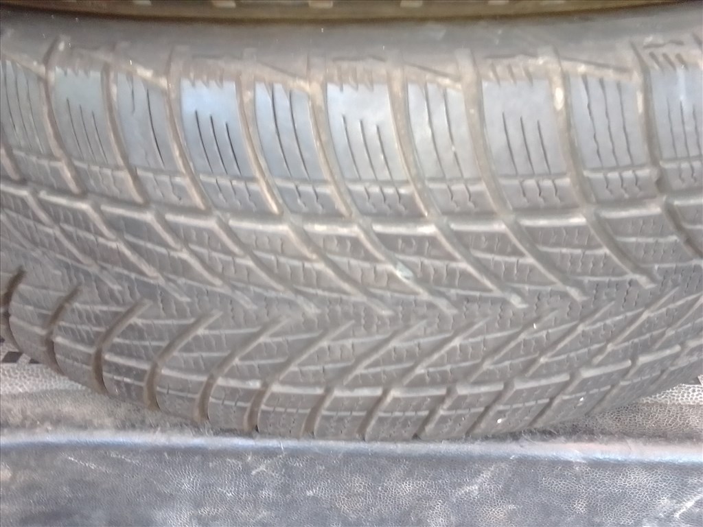  195/65R15 Goodyear újszerű 2023-as téli gumi garnitúra 4. kép
