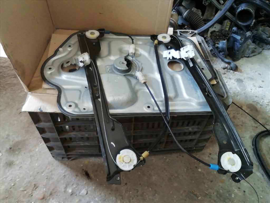 Nissan Qashqai (J10) Jobb hátsó Ablakemelő Szerkezet  1. kép