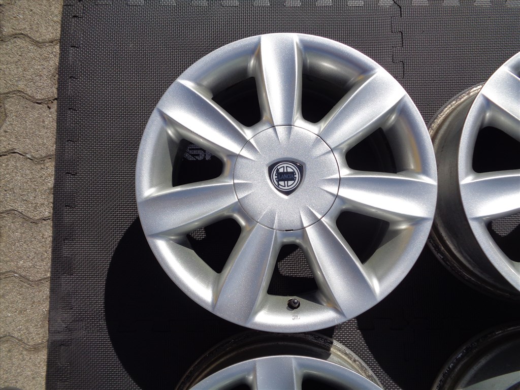 Lancia gyári alufelni 15-ös, 4×98-as osztóval, szép állapotban eladó.  2. kép