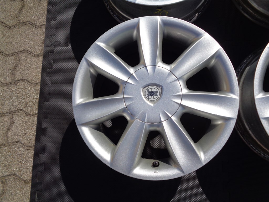 Lancia gyári alufelni 15-ös, 4×98-as osztóval, szép állapotban eladó.  3. kép
