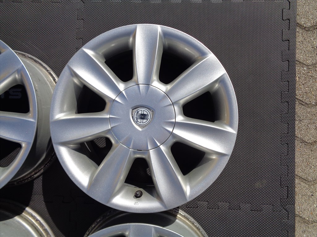 Lancia gyári alufelni 15-ös, 4×98-as osztóval, szép állapotban eladó.  4. kép