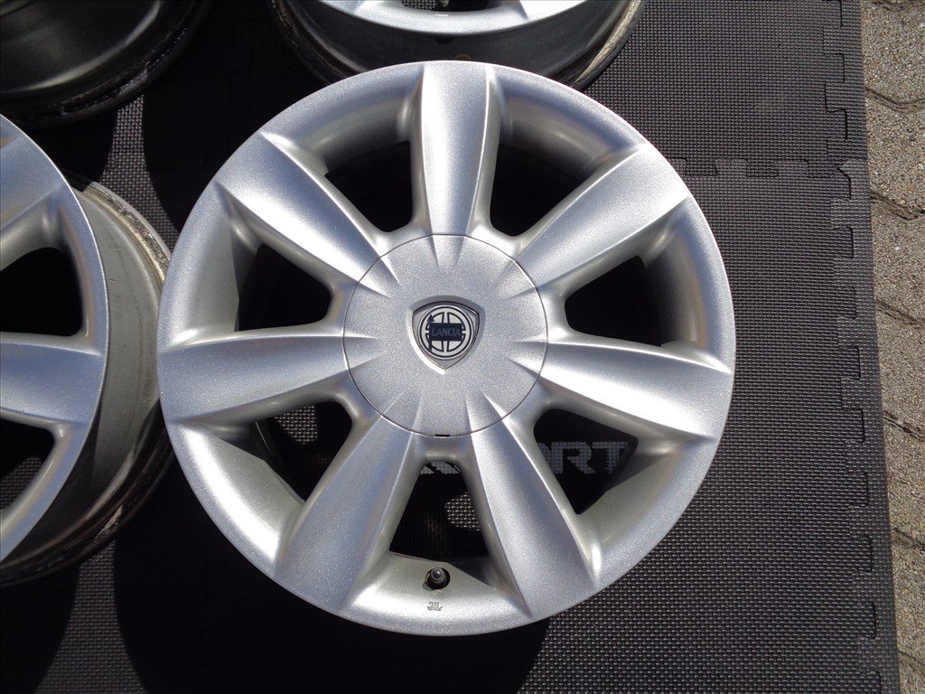 Lancia gyári alufelni 15-ös, 4×98-as osztóval, szép állapotban eladó.  5. kép