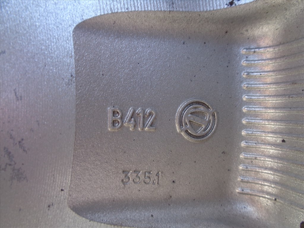 Lancia gyári alufelni 15-ös, 4×98-as osztóval, szép állapotban eladó.  8. kép