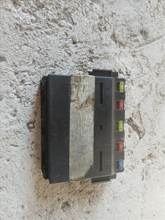 Lexus IS 200d vezető oldali biztositéktábla 1. kép