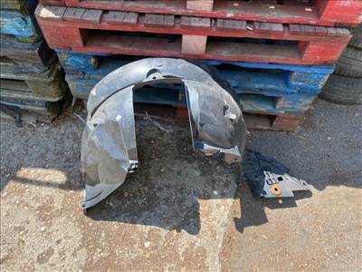 DACIA SANDERO II  Bal első Dobbetét (Kerékjárati, Műanyag)