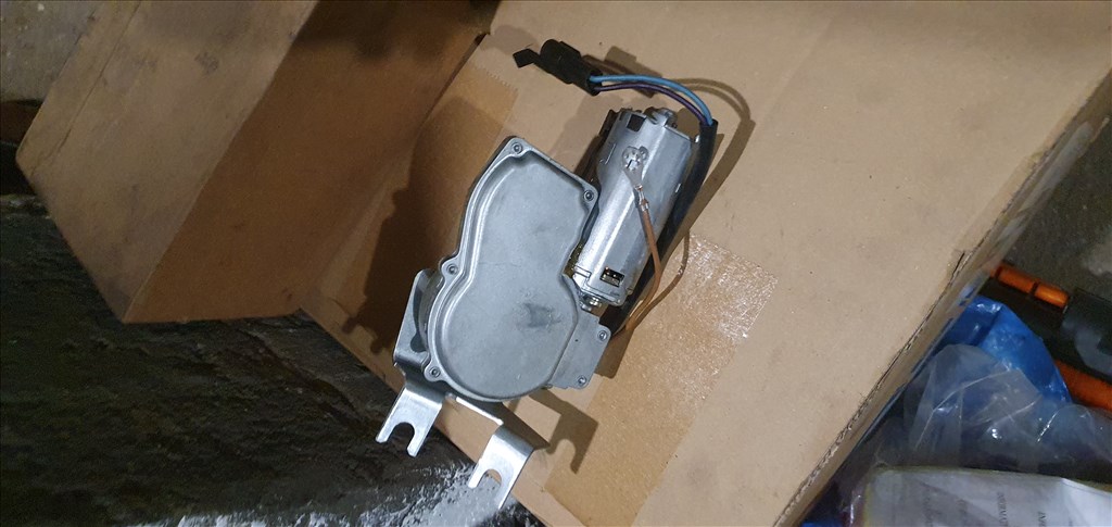 Opel Vectra A hátsó ablaktörlő motor 90228467 2. kép