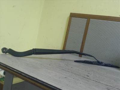 NISSAN ALMERA 00-03 Ablaktörlő kar jobb első