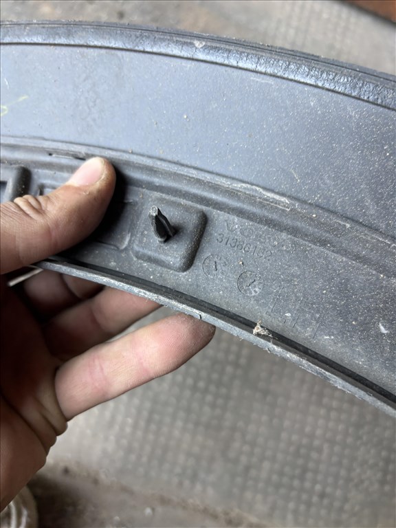 Volvo V90 D4 Bal első sárvédő díszléc 31386152 2. kép