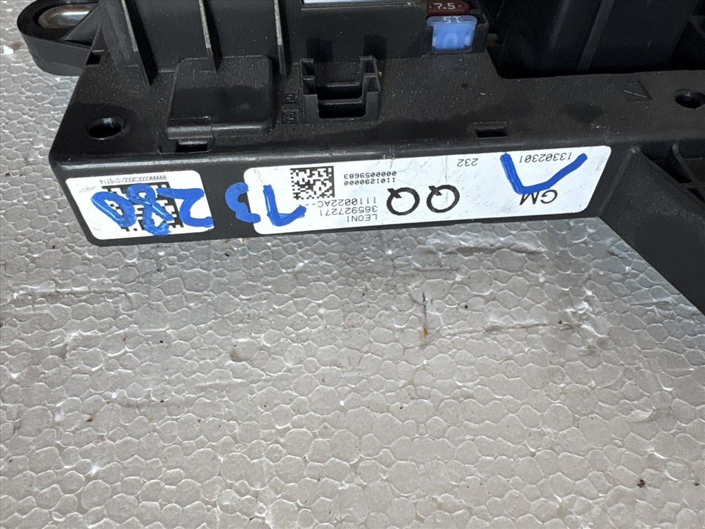 opel astra j biztosítéktábla csomagtér   2. kép