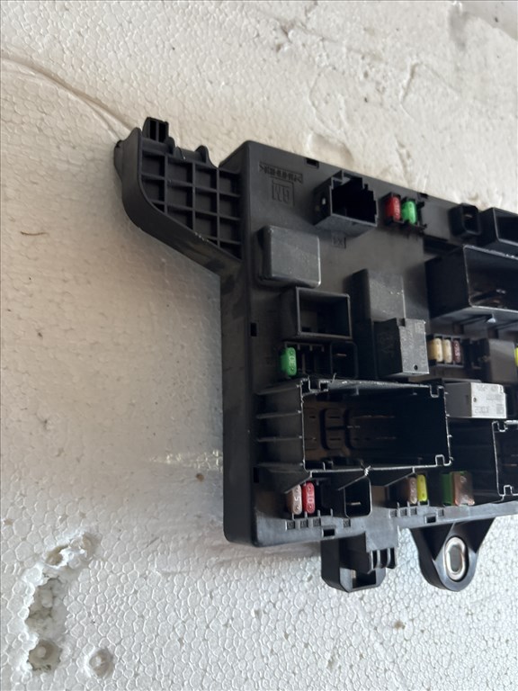 opel astra j biztosítéktábla csomagtér   3. kép