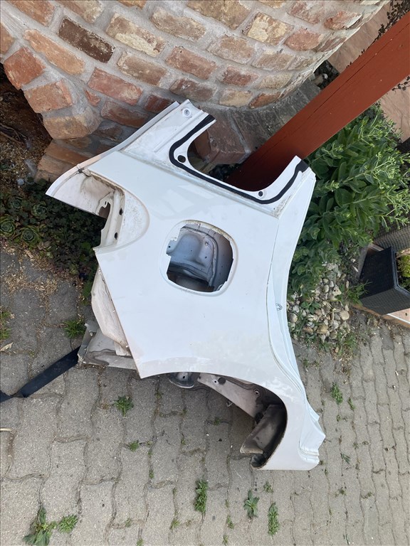 Fiat 500L bal hátsó negyed jobb első bal első negyed 3. kép