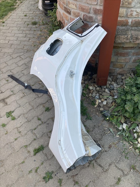 Fiat 500L bal hátsó negyed jobb első bal első negyed 4. kép