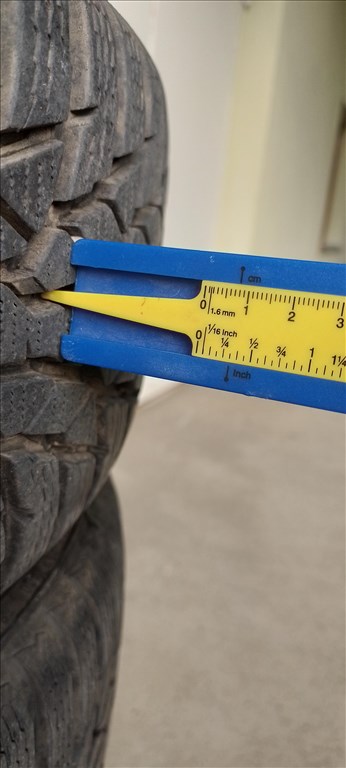  5x100 lyukosztású 14" használt lemezfelni, rajta 185/65 használt Nokian téli gumi gumi  1. kép