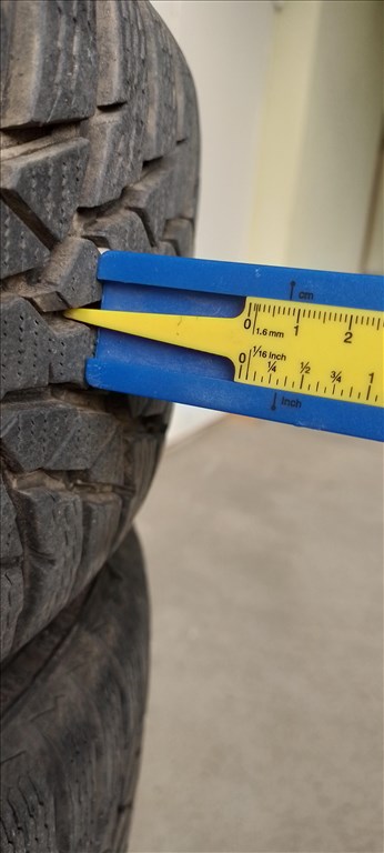  5x100 lyukosztású 14" használt lemezfelni, rajta 185/65 használt Nokian téli gumi gumi  2. kép