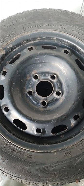  5x100 lyukosztású 14" használt lemezfelni, rajta 185/65 használt Nokian téli gumi gumi  6. kép