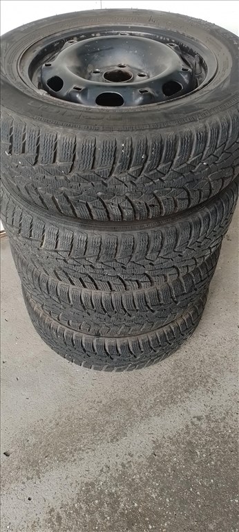  5x100 lyukosztású 14" használt lemezfelni, rajta 185/65 használt Nokian téli gumi gumi  7. kép