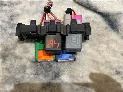 AUDI A4 Avant 8K5, B8 Biztosítéktábla Motortér 016017