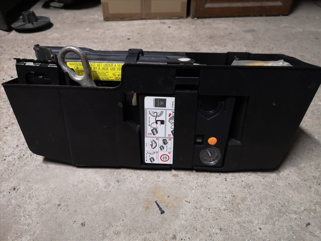 Mercedes C w204 Tirefit készlet emelő+el.pumpa+kerékulcs+vonószem stb. KOMPLETT SZETT! 1. kép