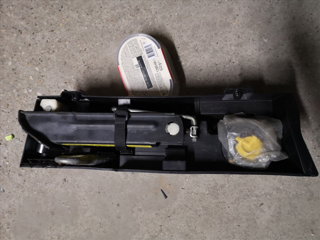 Mercedes C w204 Tirefit készlet emelő+el.pumpa+kerékulcs+vonószem stb. KOMPLETT SZETT! 3. kép